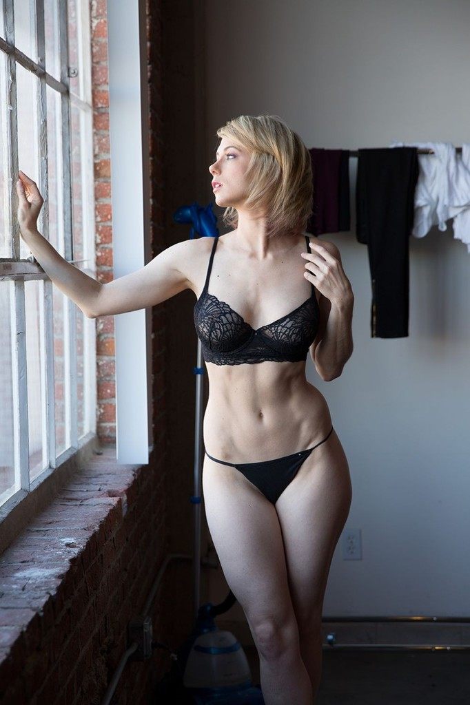 Iliza Shlesinger nude | FitNakedGirls.com
