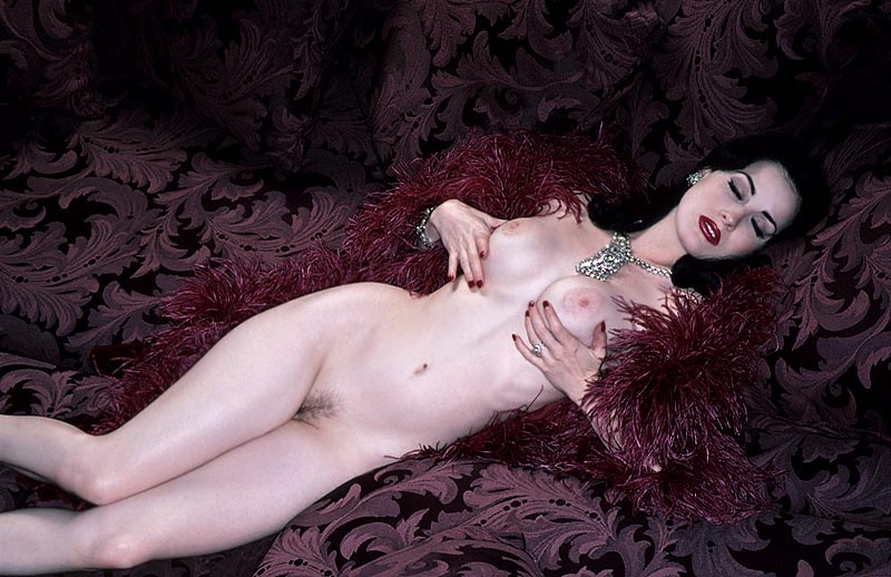 Dita-Von-Teese-Nude-showing-off-her-perfect-body-15 - Sexiest Babe