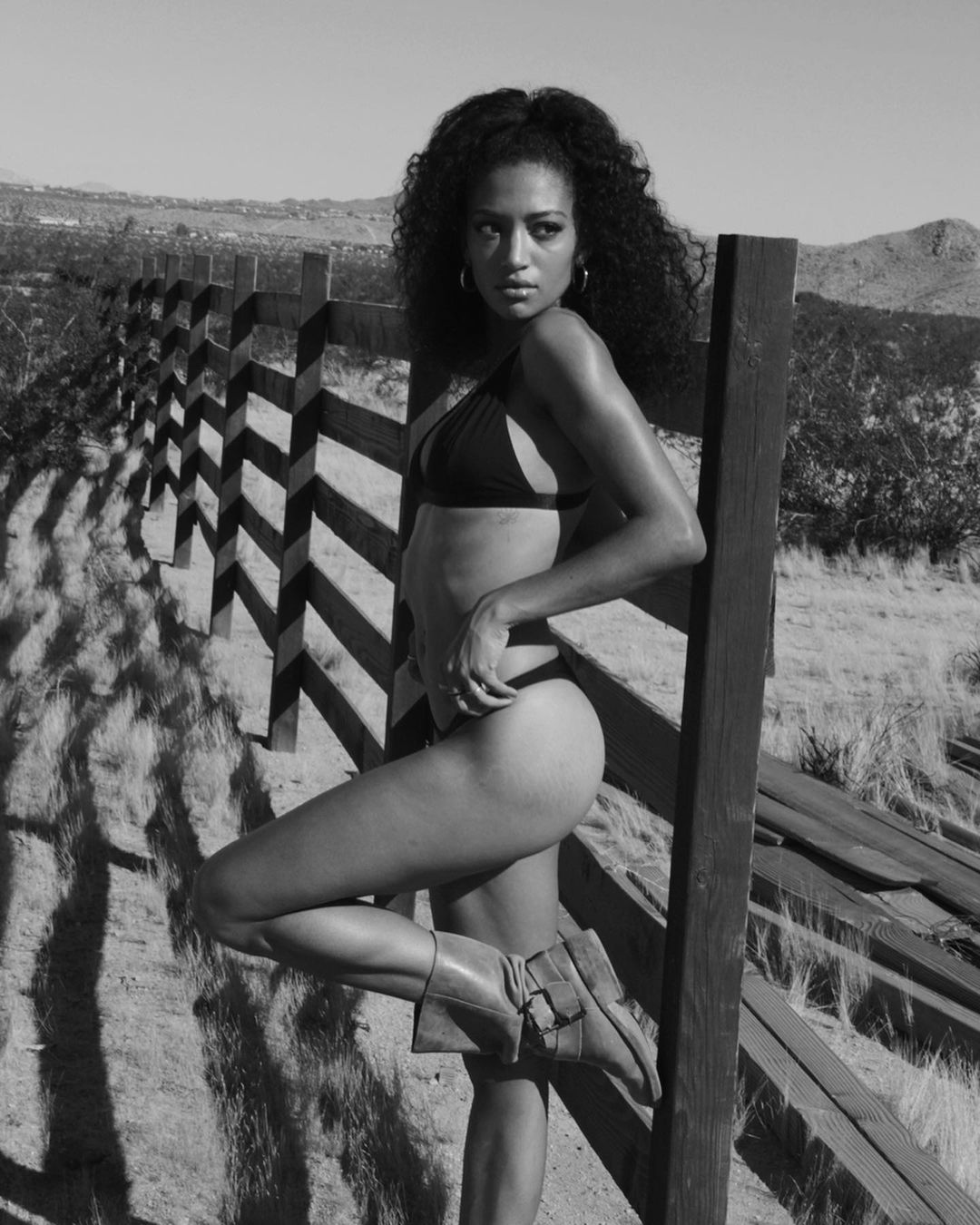 Sporty Seductress Samantha Logan Showing Her Fit Body in High Quality - The  Fappening!