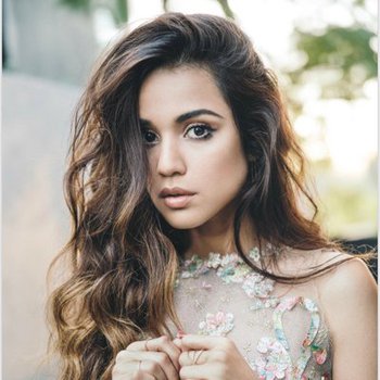 Summer Bishil Nude Search (2 results)